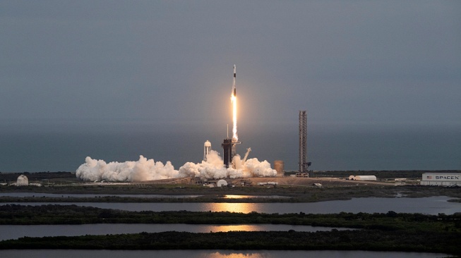 Roket SpaceX Falcon 9 dengan kapsul Crew Dragon diluncurkan dari pad LC-39A selama Axiom Mission Three (Ax-3) di Kennedy Space Center, Cape Canaveral, Florida, Kamis (18/1/2024).[CHANDAN KHANNA / AFP] 