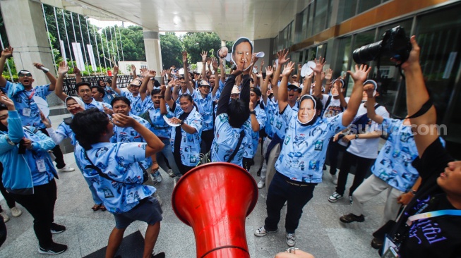 Pendukung Paslon nomor urut dua Prabowo-Gibran bersorak sorai jelang Debat Cawapres Kedua di JCC Senayan, Jakarta, Minggu (21/1/2024). [Suara.com/Alfian Winanto]