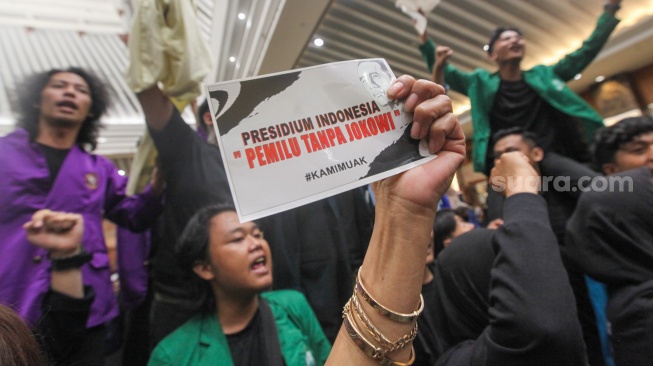 Sejumlah perwakilan mahasiswa dari berbagai kampus membawa poster saat hadir di acara Konsolidasi Pro Demokrasi di hotel Sahid, Jakarta, Minggu (21/1/2024). [Suara.com/Alfian Winanto]