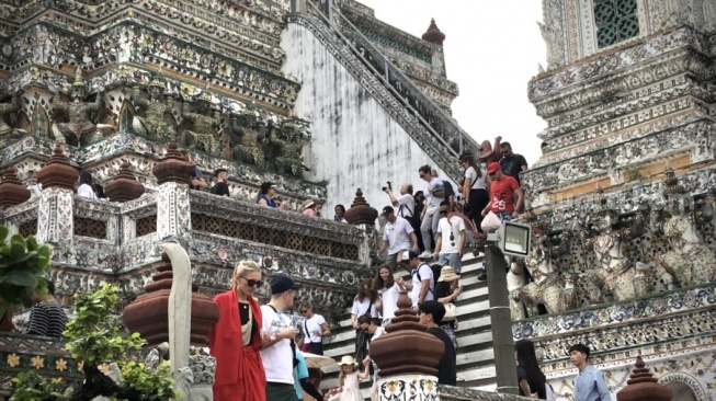 Wisatawan ramai kunjungi Wat Arun Temple Thailand [Suara.com/Maria]