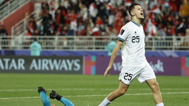 Pemain Timnas Indonesia, Justin Hubner (kanan) merayakan kemenangan lawan Vietnam pada laga Piala Asia 2023 di Stadion Abdullah bin Khalifa, Doha, Qatar, Jumat (19/1/2024) malam WIB. [AFP]