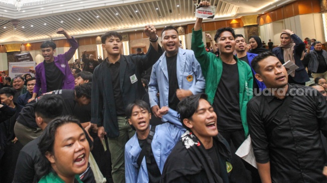 Sejumlah perwakilan mahasiswa dari berbagai kampus meneriakan yel-yel saat hadir di acara Konsolidasi Pro Demokrasi di hotel Sahid, Jakarta, Minggu (21/1/2024). [Suara.com/Alfian Winanto]