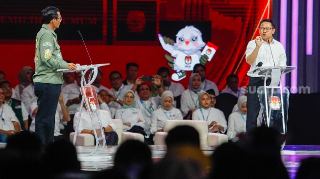 Cawapres nomor urut satu, Muhaimin Iskandar beradu gagasan dengan Cawapres nomor urut tiga, Mahfud MD saat debat Capres-Cawapres keempat di JCC Senayan, Jakarta, Mnggu (21/1/2024). [Suara.com/Alfian Winanto]