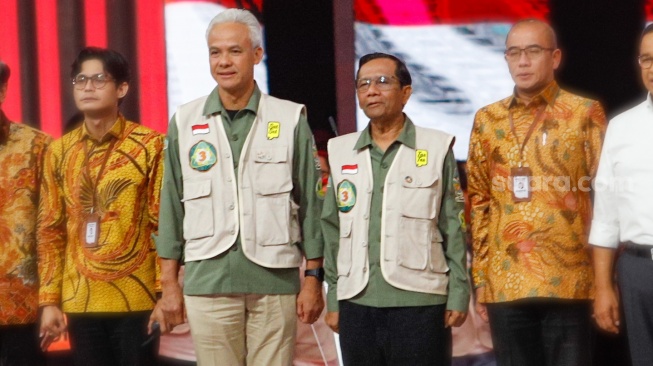 Pasangan Capres dan Cawapres nomor urut tiga, Ganjar Pranowo (kiri) dan Mahfud MD (kanan) saat Debat Capres-Cawapres Keempat di JCC Senayan, Jakarta, Minggu (21/1/2024). [Suara.com/Alfian Winanto]