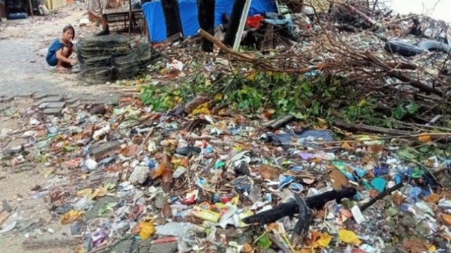 Ilustrasi kondisi di sekitar Pantai Kuri Caddi yang dipenuhi sampah plastik [SuaraSulsel.id/Antara]