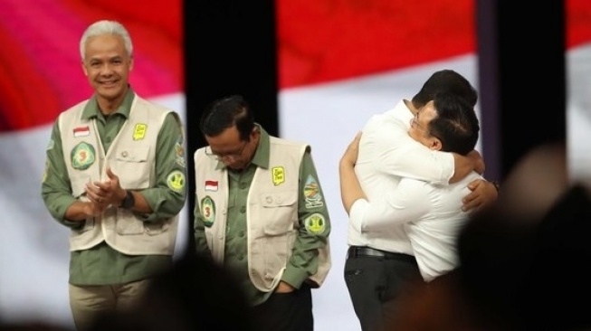 Momen Anies Baswedan dan Cak Imin Pelukan Usai Debat Warganet: Abah Bangga Anaknya Belajar