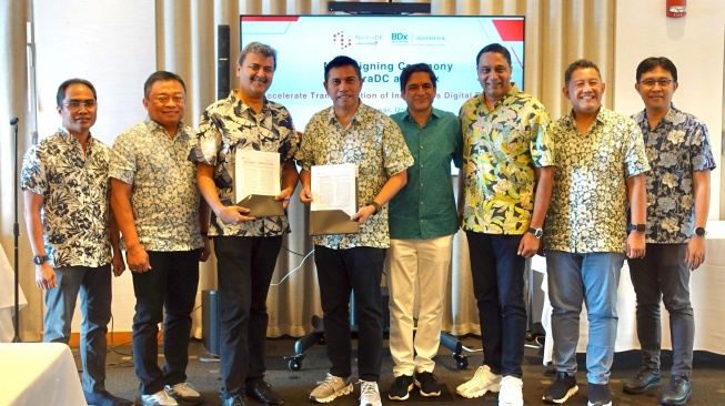 Direktur Utama Telkom Indonesia, Ririek Adriansyah (dua dari kiri) bersama President Directorand CEO Indosat Ooredoo Hutchison, Vikram Sinha (tiga dari kanan), menyaksikan momenpenandatanganan Nota Kesepahaman (MoU) antara anak perusahaan Telkom Indonesia, NeutraDC, danjoint venture dari BDx Data Centers (BDx), Indosat Ooredoo Hutchison, dan Lintasarta, BDx Indonesia terkait kemitraan strategis untuk memperkuat infrastruktur digital melalui ekosistem Internet Exchange (IX) di Pacific Telecommunications Council (PTC) 2024, di Honolulu, Hawaii, AS, Minggu (21/1/2024). (Dok: Telkom)