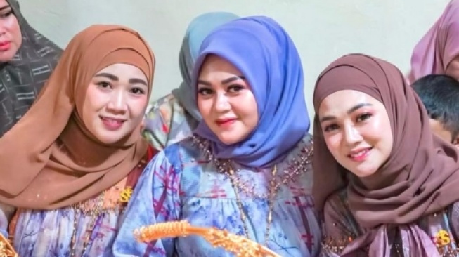 Suci Rahmah dan dua istri Haji Alwi Ruslan lainnya. (Instagram/@sucigolekk2)