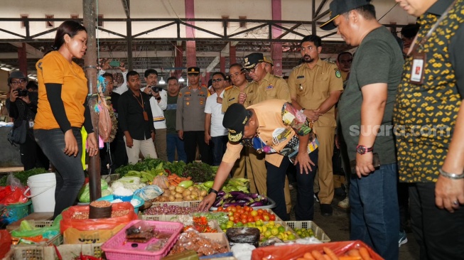 Pj Gubernur Sulsel Minta Harga Sejumlah Komoditi di Luwu Timur Distabilkan