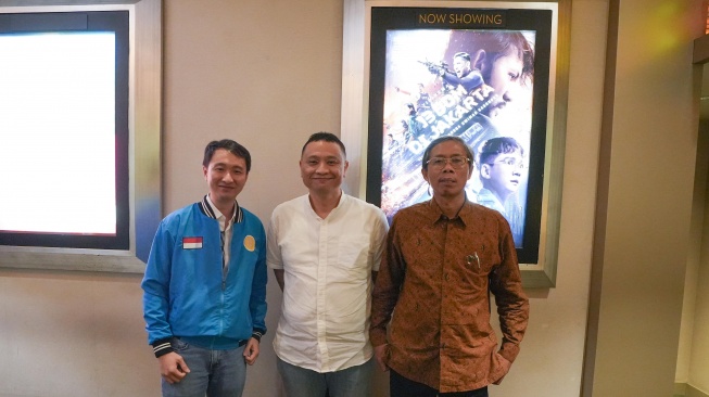 CEO INDODAX Oscar Darmawan (dari kiri foto), perwakilan Bursa Berjangka Kripto CFX Bihar Sakti Wibowo (tengah) dan Plt. Kepala BAPPEBTI, Dr. Ir. Kasan, M.M (kanan) saat launching film 13 Bom di Jakarta. (Ist)