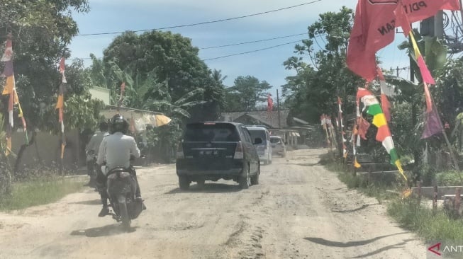 Ganjar Pranowo saat ke Palas: Ibu Bapak Ini Aneh Jalan Rusak kok Tepuk Tangan