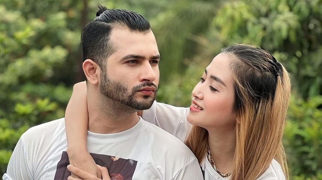 Akash Elahi dan istri, Venny Alberti (Instagram)