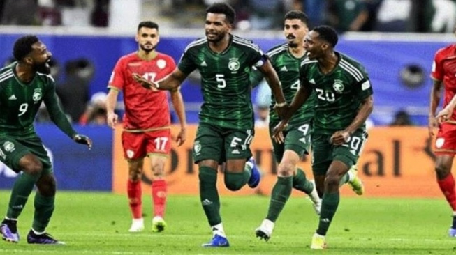 Selebrasi Ali Al Bulayahi usai mencetak gol kemenangan Arab Saudi atas Oman dalam pertandingan Grup F Piala Asia di Stadion Khalifah, Rabu (17/1/2024). ANTARA/HO-the-afc.com/am.