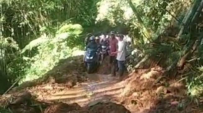 Jalan Provinsi di Agam Tertimbun Longsor, Mobil Belum Bisa Lewat