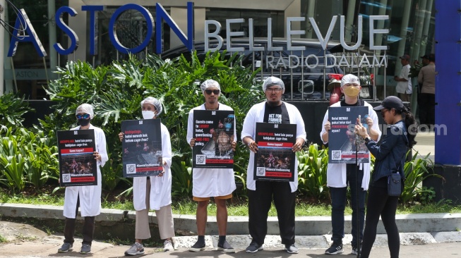 Sejumlah aktivis Act For Farmed Animals (AFFA) memakai jubah mandi sambil melakukan aksi di depan Hotel Aston Bellevue Radio Dalam, Senin (22/1/2024). [Suara.com/Alfian Winanto]