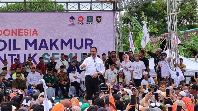 Capres nomor urut 1, Anies Baswedan saat berkampanye di Lapangan Jambidan, Bantul, DIY, Selasa (23/1/2024). [Kontributor Suarajogja.id/ Julianto]