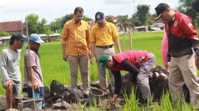 Peduli Masyarakat Desa di Bidang Wisata, KKN-UGM Bangun Tugu Baru di Desa Kalikotes