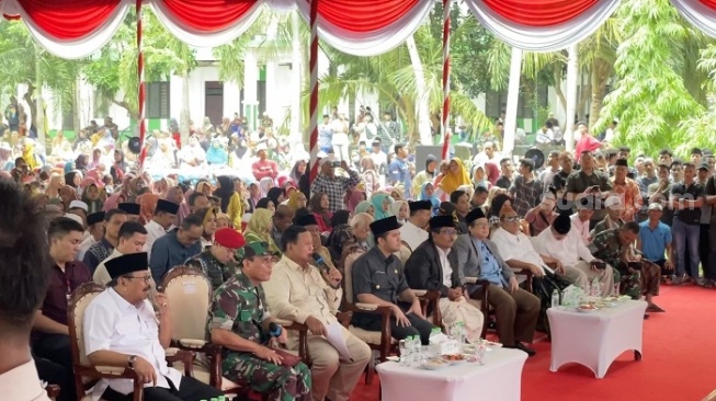 Menhan Prabowo berkelakar di acara peresmian 15 titik sumber air bersih di Pulau Madura. (Suara.com/Novian)