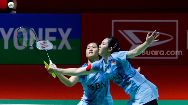 Pebulu tangkis Ganda putri Indonesia Ribka Sugiarto dan Lanny Tria Mayasari saat bertanding dengan ganda putri Jerman Linda Efler dan Isabel Lohau dalam babak 32 besar turnamen Indonesia Masters 2024 di Istora Senayan, Jakarta, Selasa (17/6/2023). [Suara.com/Alfian Winanto]