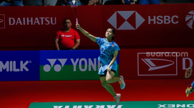 Pebulu tangkis Ganda putri Indonesia Lanny Tria Mayasari saat bertanding dengan ganda putri Jerman Linda Efler dan Isabel Lohau dalam babak 32 besar turnamen Indonesia Masters 2024 di Istora Senayan, Jakarta, Selasa (17/6/2023). [Suara.com/Alfian Winanto]