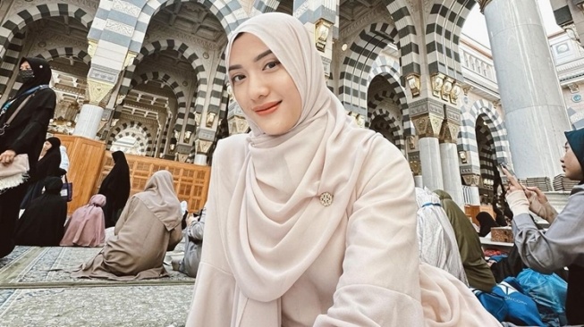 10 Potret Umrah Anissa Aziza Istri Raditya Dika Bersama Kakak, Keberadaan Suaminya Jadi Pertanyaan