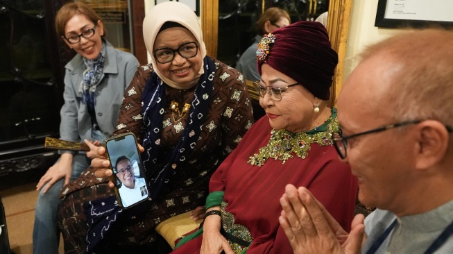 Penyanyi keroncong Waldjinah video call dengan Anies Baswedan. (Dok. Timnas AMIN)