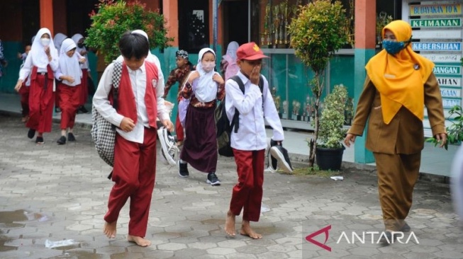 Siswa SDN Kepuh Dipulangkan Karena Terganggu Bau Gas Kimia di Cilegon