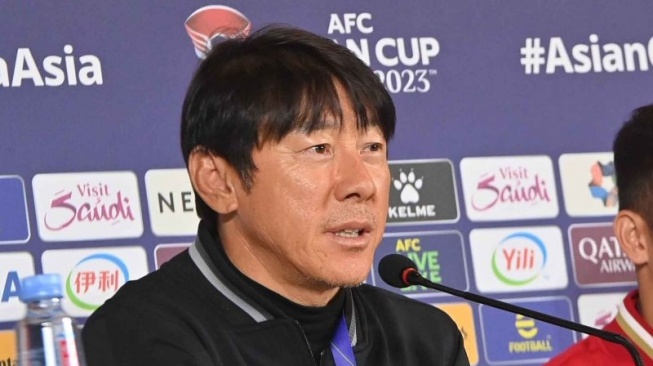 Pelatih Timnas Indonesia, Shin Tae-yong menjawab pertanyaan wartawan saat konferensi pers di Main Media Centre (MMC), Doha, Qatar, Selasa (23/1/2024). [ANTARA FOTO/Yusran Uccang]