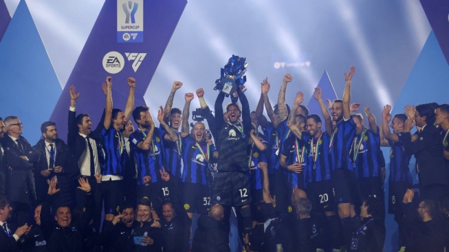 Para pemain Inter Milan melakukan selebrasi dengan trofi usai memenangi pertandingan final Piala Super Italia 2023 antara Napoli vs Inter Milan di Stadion Al-Awwal Park di Riyadh, pada 22 Januari 2024. Inter menang 1-0 atas Napoli.Fayez NURELDINE / AFP