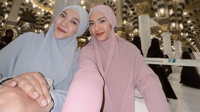 Potret Umrah Anissa Aziza (Instagram/@anissaaziza)