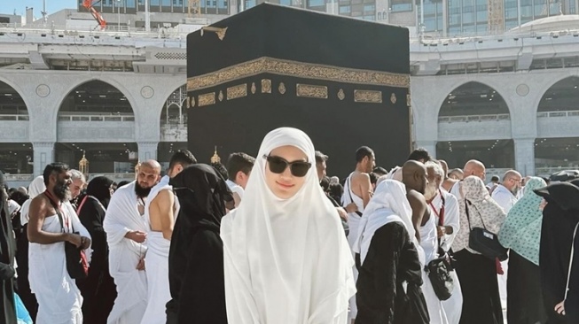 Potret Umrah Anissa Aziza (Instagram/@anissaaziza)