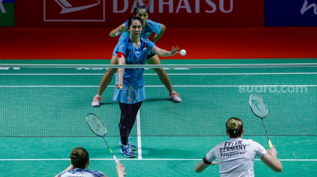 Pebulu tangkis Ganda putri Indonesia Ribka Sugiarto dan Lanny Tria Mayasari saat bertanding dengan ganda putri Jerman Linda Efler dan Isabel Lohau dalam babak 32 besar turnamen Indonesia Masters 2024 di Istora Senayan, Jakarta, Selasa (17/6/2023). [Suara.com/Alfian Winanto]