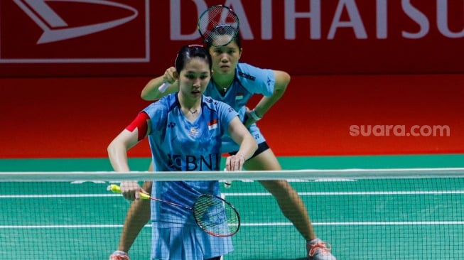 Pebulu tangkis Ganda putri Indonesia Ribka Sugiarto dan Lanny Tria Mayasari saat bertanding dengan ganda putri Jerman Linda Efler dan Isabel Lohau dalam babak 32 besar turnamen Indonesia Masters 2024 di Istora Senayan, Jakarta, Selasa (17/6/2023). [Suara.com/Alfian Winanto]