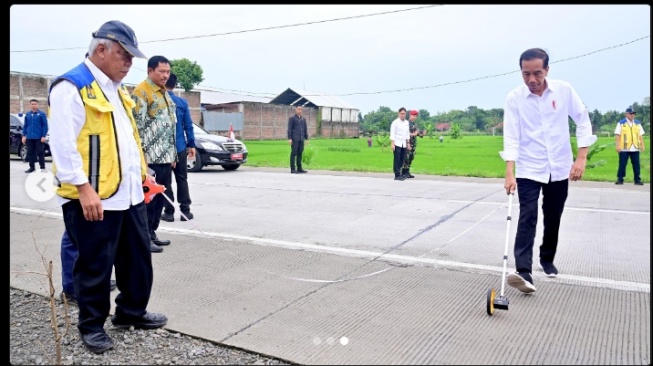 Presiden Jokowi ditemani menteri PUPR mengukur ruas jalan Solo-Purwodadi yang kerap rusak setiap tahun. [jokowi/Instagram]