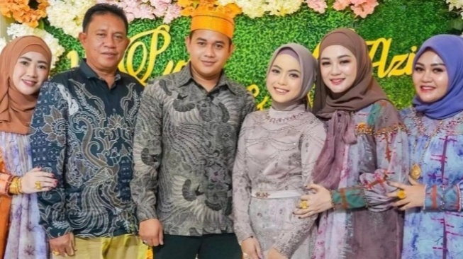Haji Alwi Ruslan (kedua dari kiri) bersama para istri, sang anak, Abdul Aziz, dan Putri DA.