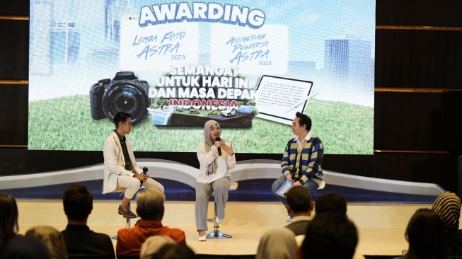 Fotografer I Wayan Wahyu Mahendranata (kiri) dan Penulis Erisca Febriani (tengah) berbagi tentang pengalaman dan pengetahuannya di bidang fotografi dan menulis dalam Talkshow Awarding Lomba Foto Astra dan Anugerah Pewarta Astra 2023 yang diadakan di Catur Dharma Hall, Menara Astra, Jakarta [PT Astra International Tbk].