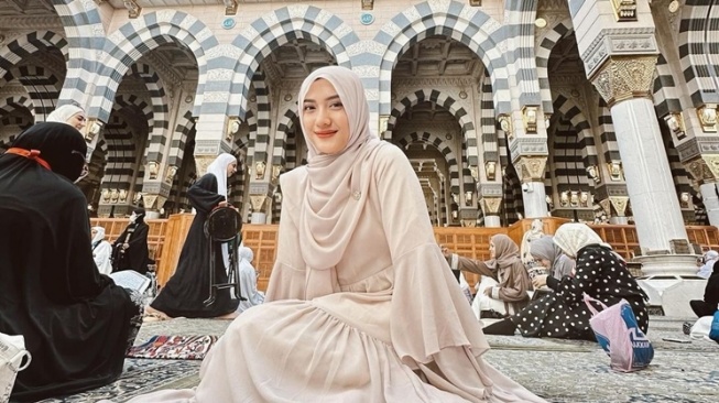 Potret Umrah Anissa Aziza (Instagram/@anissaaziza)