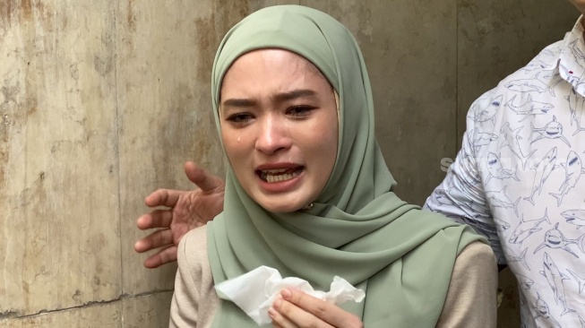 Inara Rusli menangis usai diperiksa atas laporan Virgoun terkait dugaan akses ilegal di Polda Metro Jaya, Jakarta, Selasa (23/1/2024) [Suara.com/Adiyoga Priyambodo].