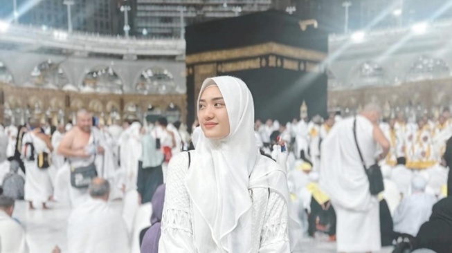 Potret Umrah Anissa Aziza (Instagram/@anissaaziza)