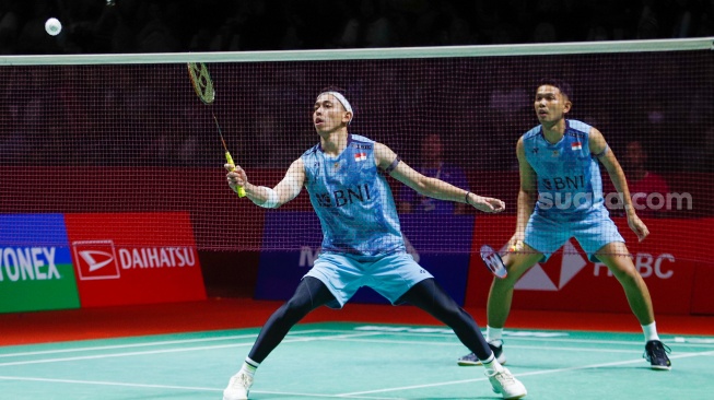 Pebulu tangkis Ganda putra Indonesia Fajar Alfian dan Muhammad Rian Ardianto saat bertanding dengan ganda putra Taiwan Lee Jhe-Huei dan Yang Po-Hsuan dalam babak 32 besar turnamen Indonesia Masters 2024 di Istora Senayan, Jakarta, Selasa (17/6/2023). [Suara.com/Alfian Winanto]