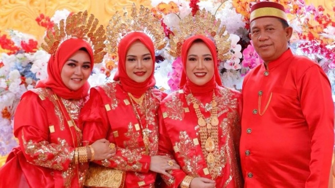 Haji Alwi Ruslan (kanan) bersama tiga istrinya. (Instagram/sucigolekk2)