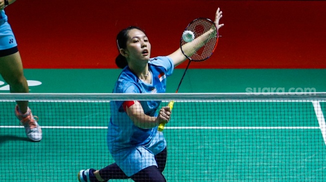 Pebulu tangkis Ganda putri Indonesia Ribka Sugiarto saat bertanding dengan ganda putri Jerman Linda Efler dan Isabel Lohau dalam babak 32 besar turnamen Indonesia Masters 2024 di Istora Senayan, Jakarta, Selasa (17/6/2023). [Suara.com/Alfian Winanto]