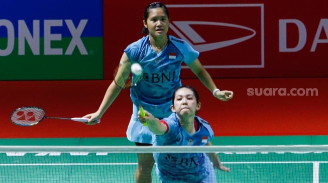 Pebulu tangkis Ganda putri Indonesia Ribka Sugiarto dan Lanny Tria Mayasari saat bertanding dengan ganda putri Jerman Linda Efler dan Isabel Lohau dalam babak 32 besar turnamen Indonesia Masters 2024 di Istora Senayan, Jakarta, Selasa (17/6/2023). [Suara.com/Alfian Winanto]