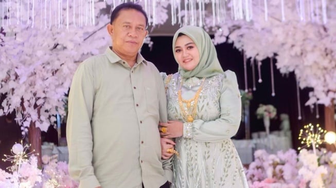 Siti Rahmah dan Haji Alwi Ruslan, calon mertua Puteri DA (Instagram/@sucigolekk2)