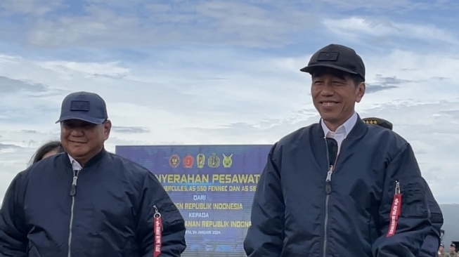 Presiden Jokowi serta Prabowo Subianto ketika berada pada Bandaraa Halim Perdanakusuma, Rabu (24/1/2024). [Suara.com/Novian]
