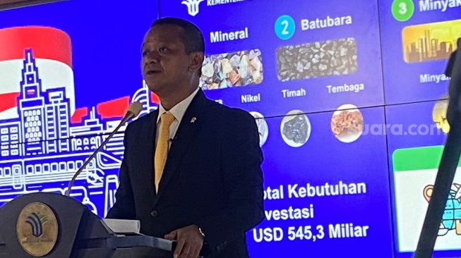 Menteri Investasi Bahlil Lahadalia dalam konferensi pers di Command Center Kementerian Investasi/BKPM Gedung Barli Halim Lantai 5, Jakarta, Rabu (24/1/2024). (Suara.com/Achmad Fauzi)