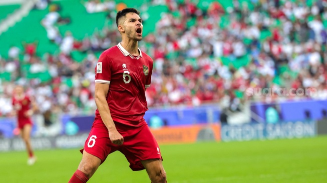 Bek Indonesia Sandy Walsh melakukan selebrasi usai mencetak gol pada pertandingan sepak bola Grup D Piala Asia 2023 antara Jepang dan Indonesia di Stadion al-Thumama, Doha,  Qatar, Rabu (24/1/2024). [Giuseppe CACACE / AFP]