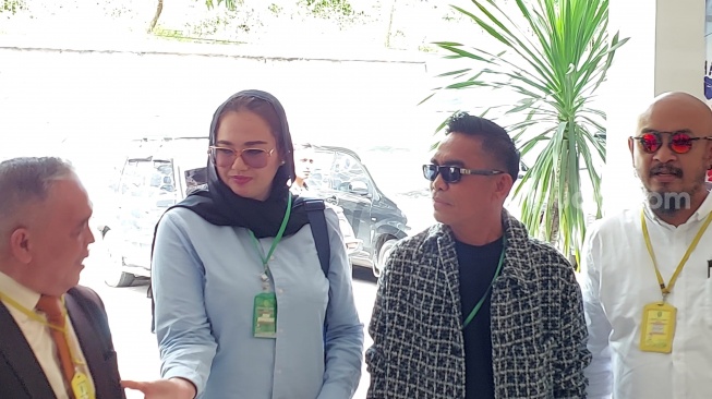 Catherine Wilson dan Idham Masse ditemui di Pengadilan Agama Depok, Jawa Barat pada Rabu (24/1/2024). [Suara.com/Rena Pangesti]