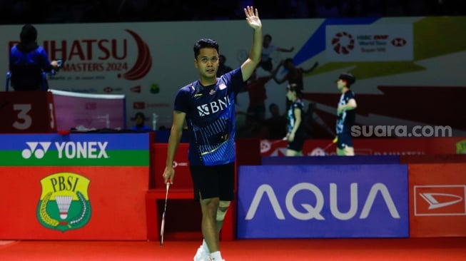 Pebulu tangkis Tunggal Putra Indonesia Anthony Sinisuka Ginting saat bertanding dengan Tunggal Putra Thailand Kantaphon Wangcharoen dalam babak 32 besar turnamen Indonesia Masters 2024 di Istora Senayan, Jakarta, Selasa (24/1/2024). [Suara.com/Alfian Winanto]