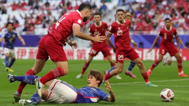 Bek Indonesia Jordi Amat menjegal penyerang Jepang Ayase Ueda pada pertandingan Grup D Piala Asia AFC Qatar 2023 di Stadion al-Thumama di Doha, Rabu 24 Januari 2024.Giuseppe CACACE / AFP